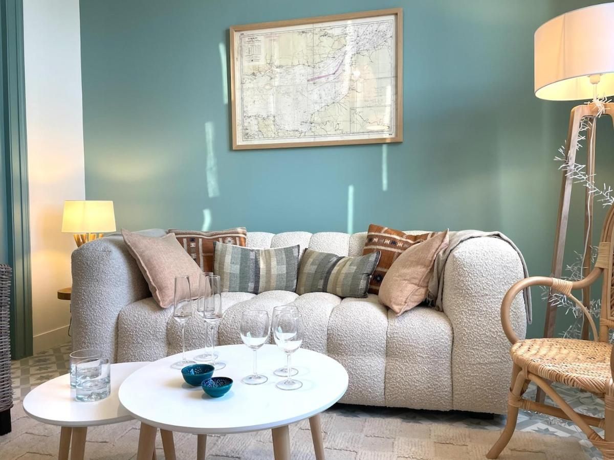 Canapé confortable et table basse du gite Côte Ouest à Fécamp