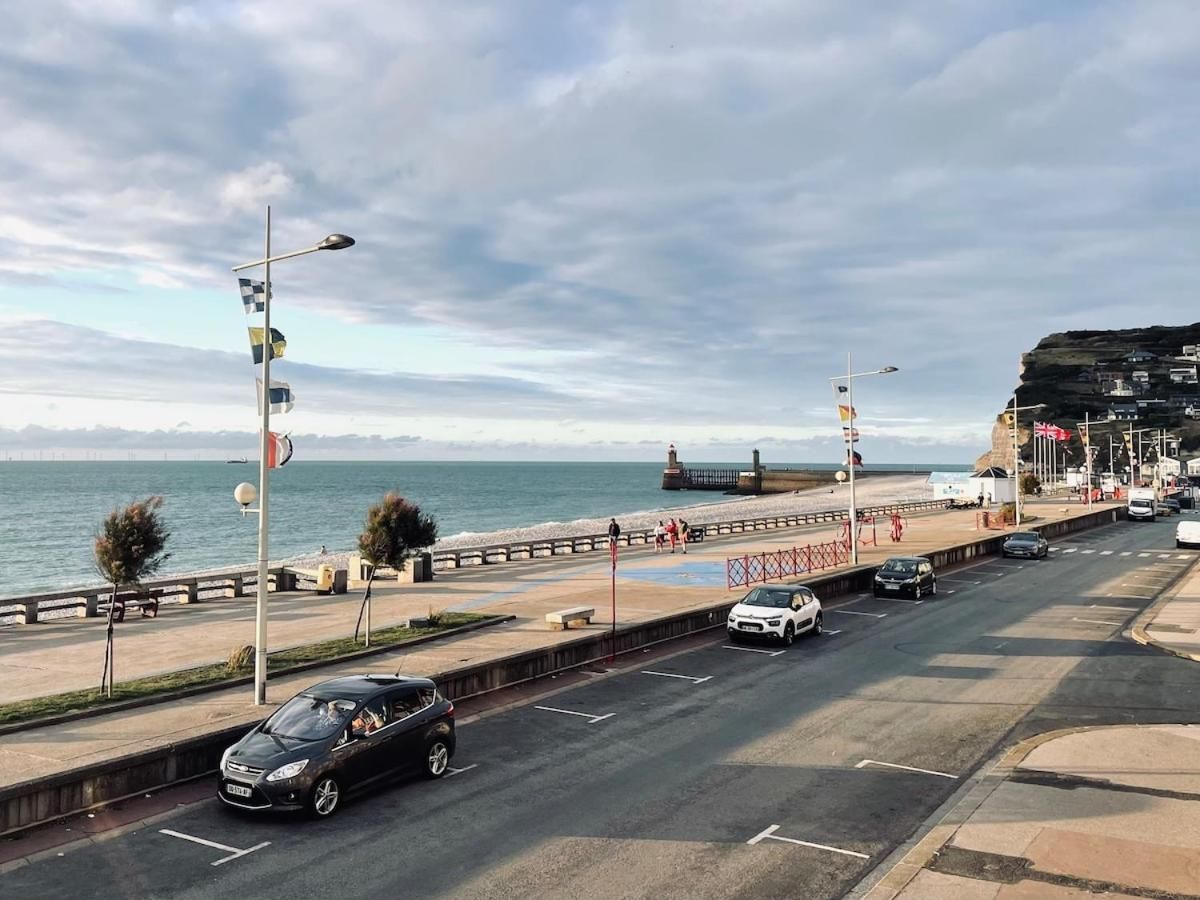 Vue depuis le gite sur la promenade en bord de mer