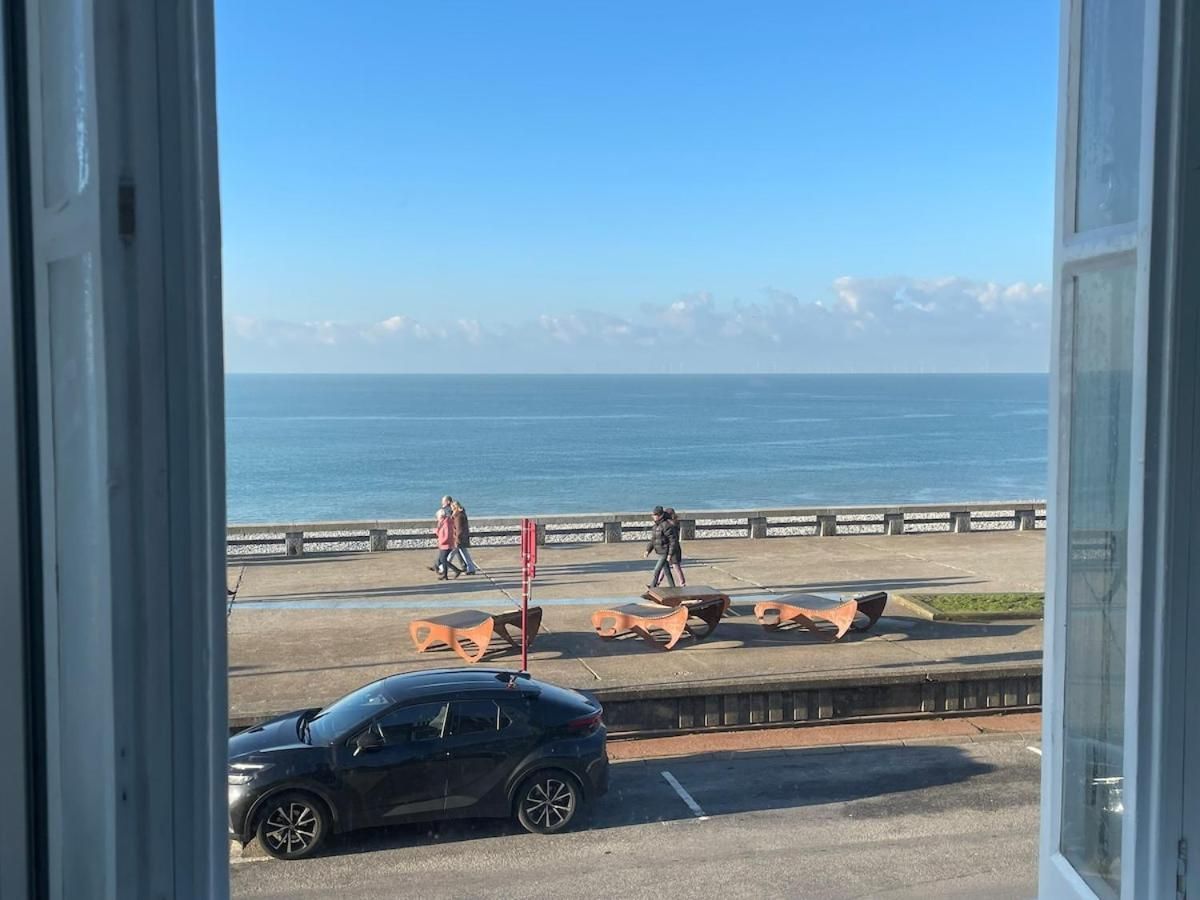 Vue sur la promenade en bord de mer