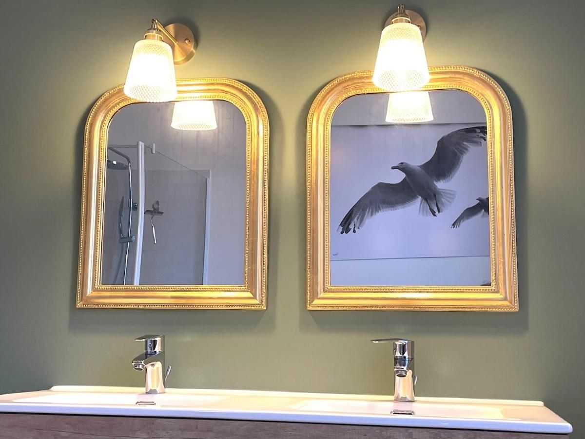 Photo des miroirs au dessus de la double vasque