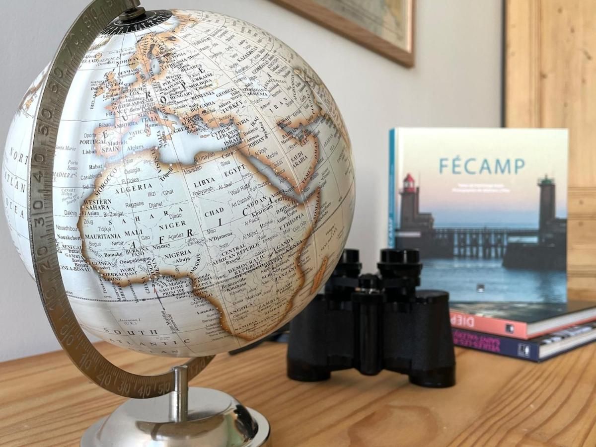 Mapemonde avec livre de Fécamp