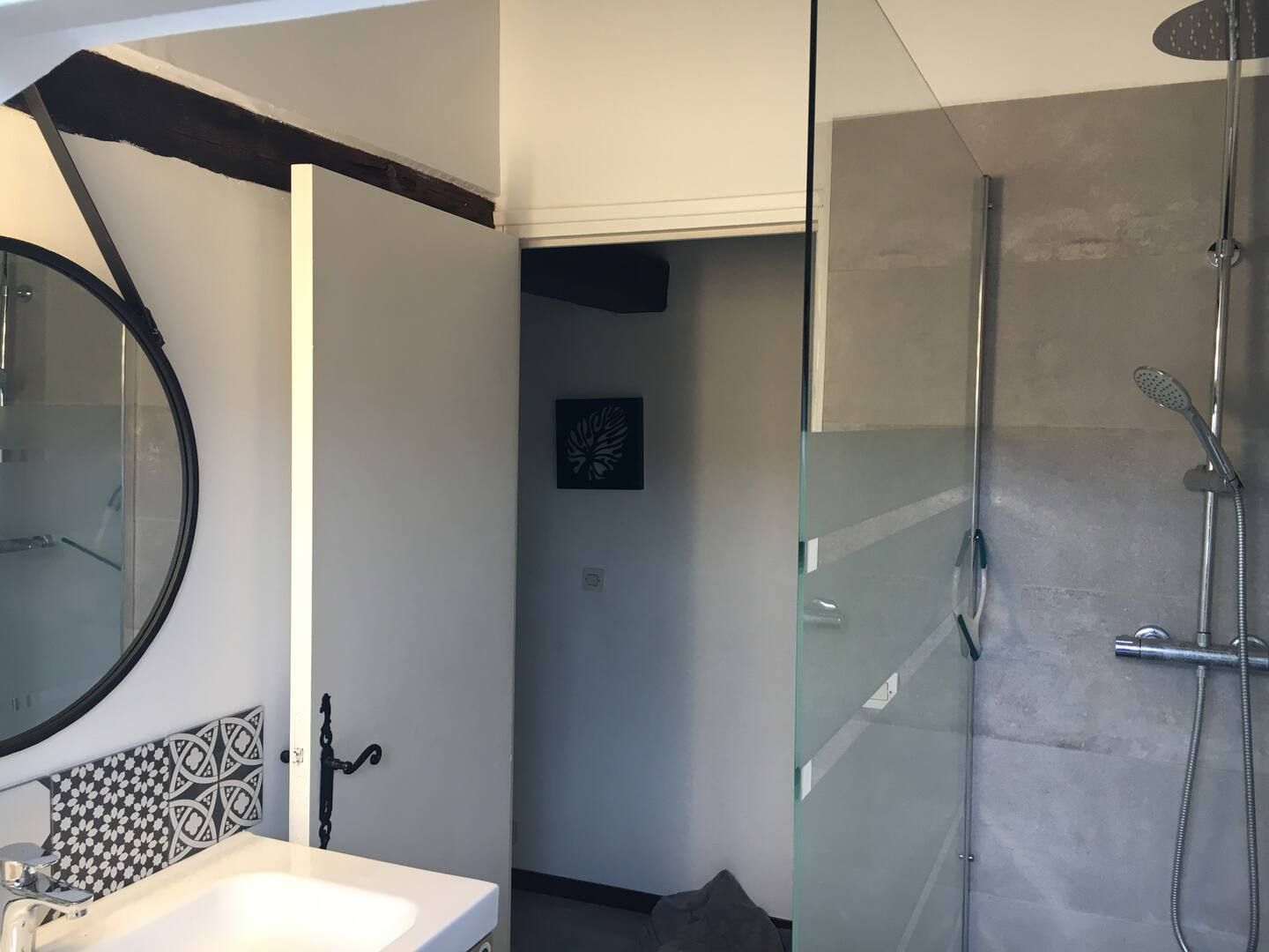 Salle de bain avec cabine de douche