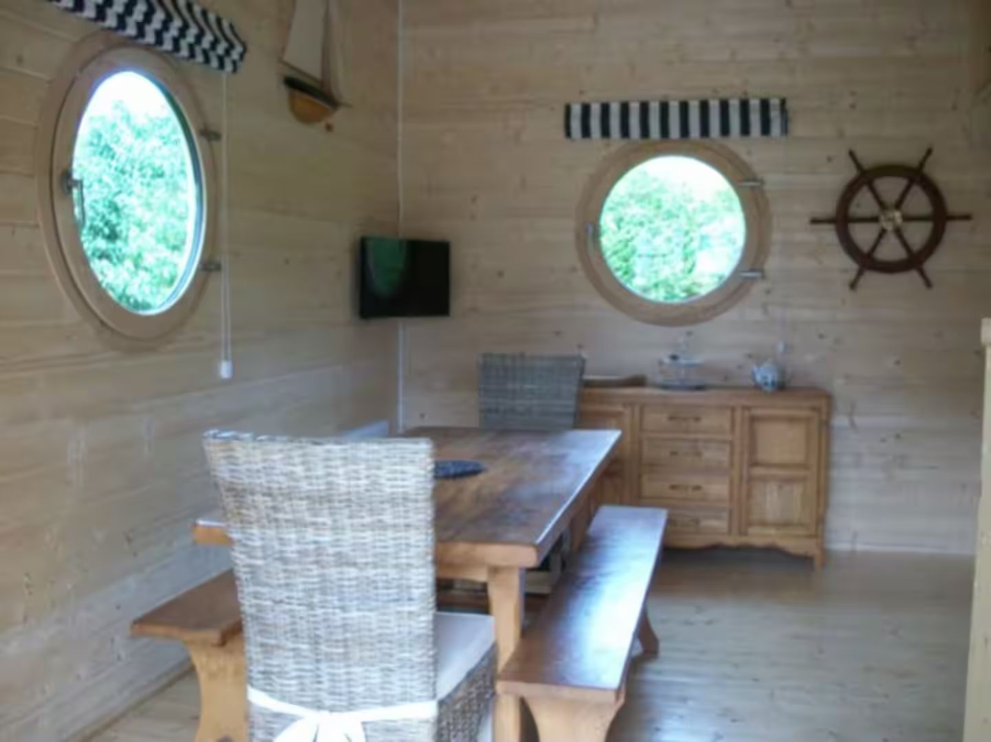 Intérieur du gite avec table à manger