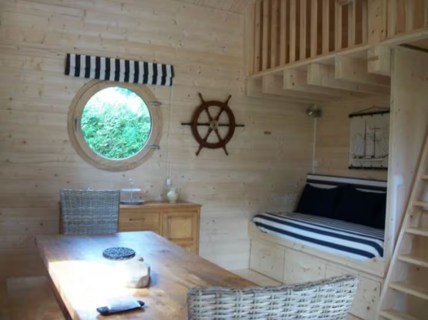 Autre vue de l'intérieur du gite avec canapé