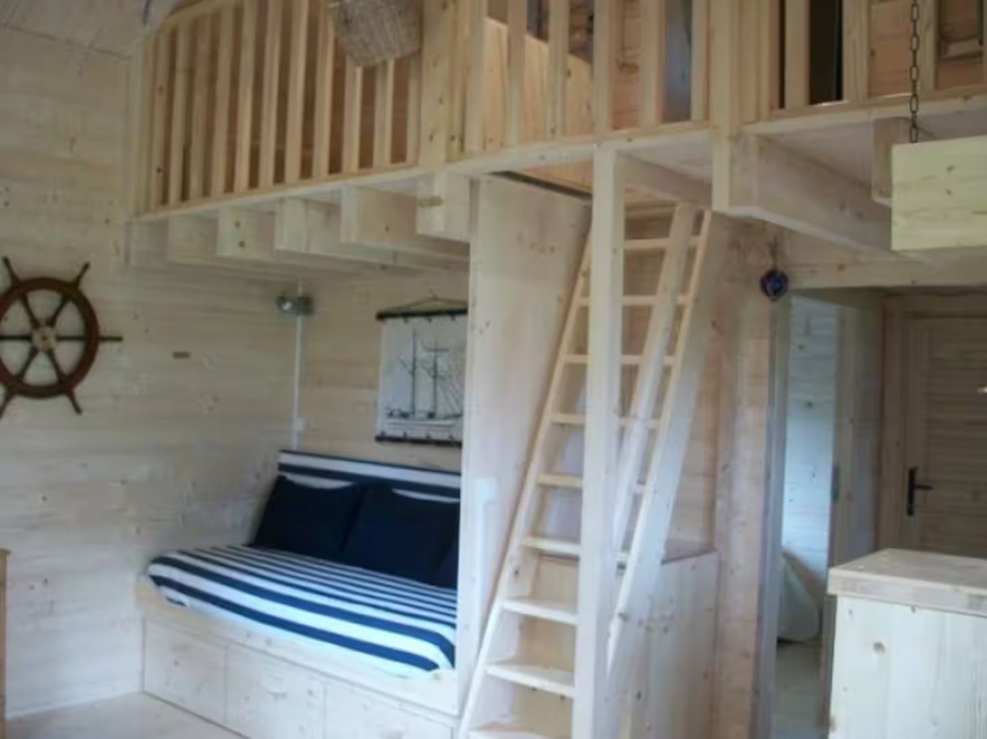 Autre photo du gite avec escalier pour accéder à la chambre
