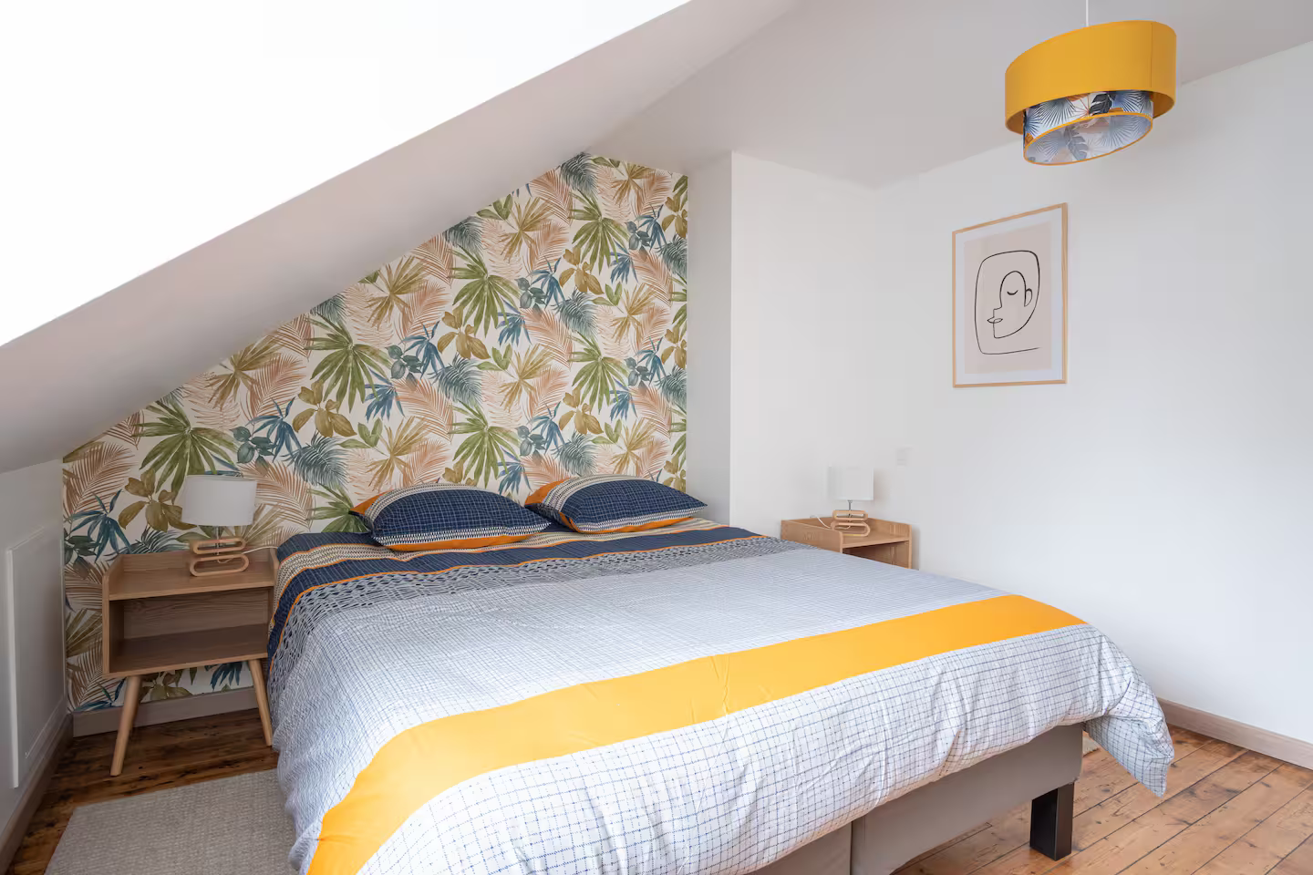 lit double dans la chambre à l'étage