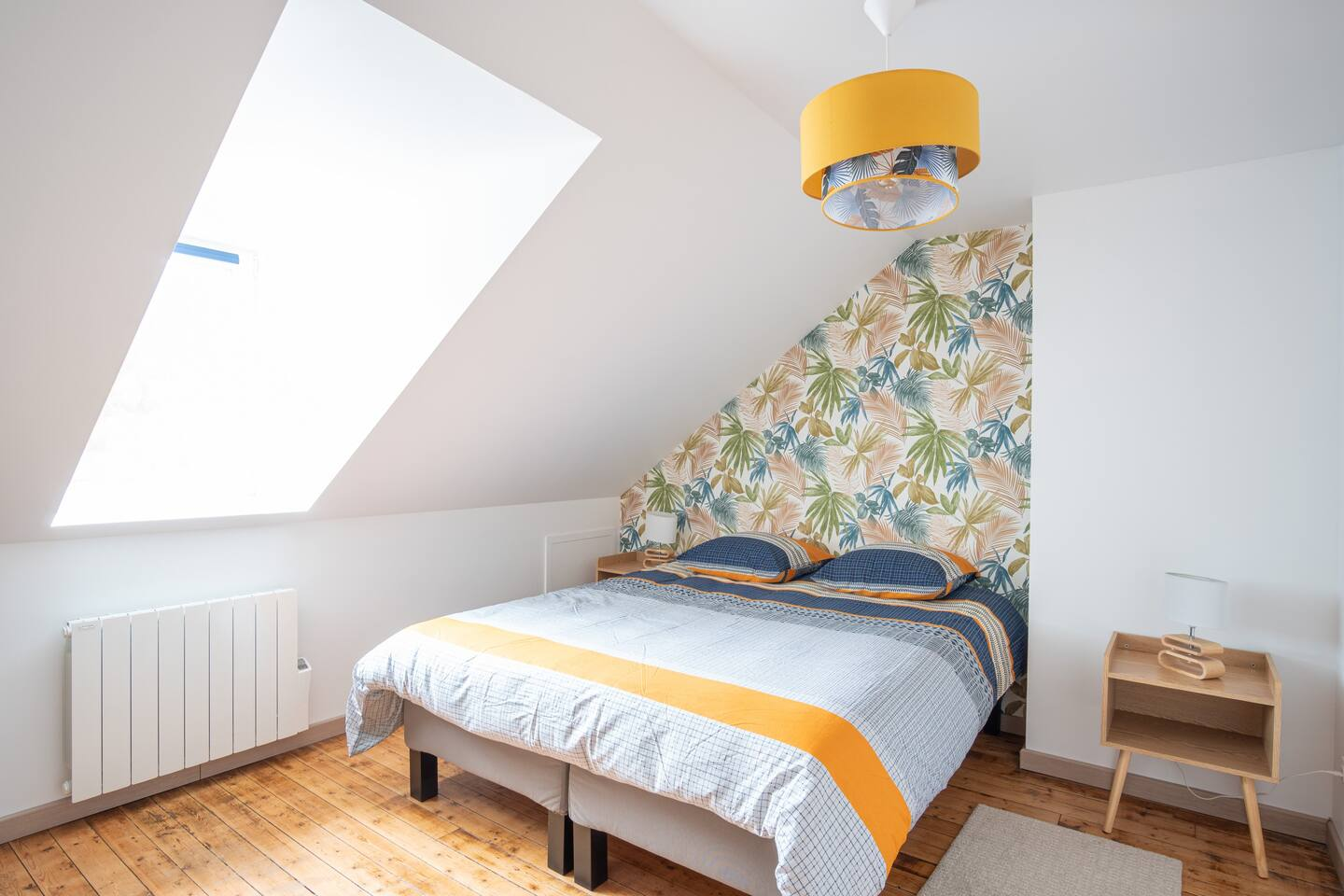 Lit double dans la chambre à l'étage