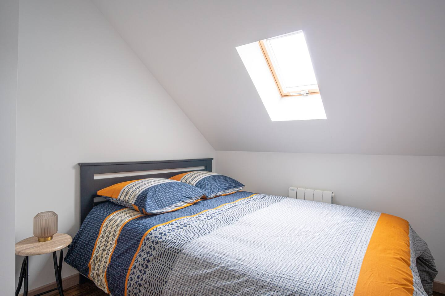 Lit double dans une autre chambre à l'étage