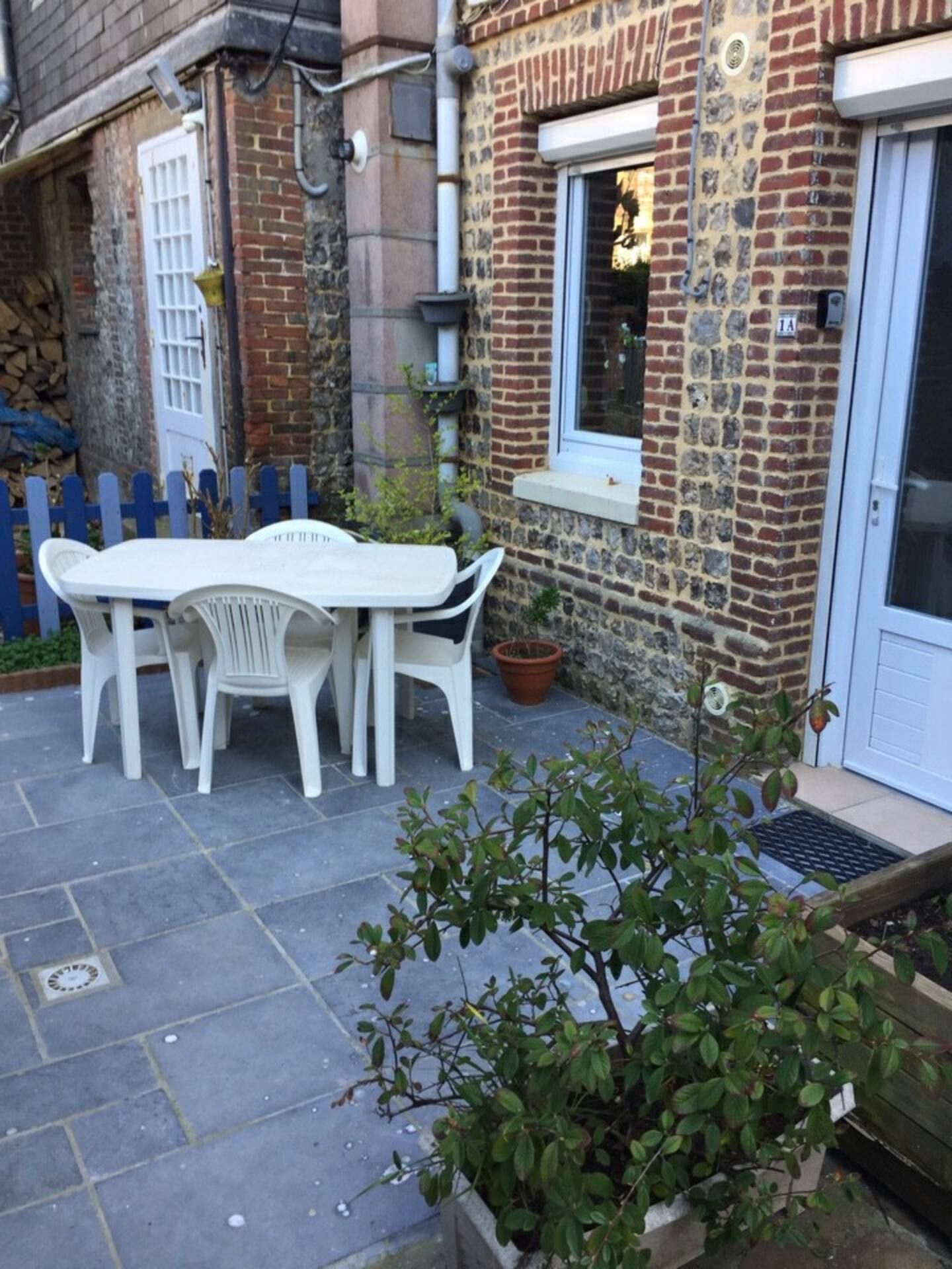 Autre vue de la terrasse du gite à Deux pas de la mer à Etretat