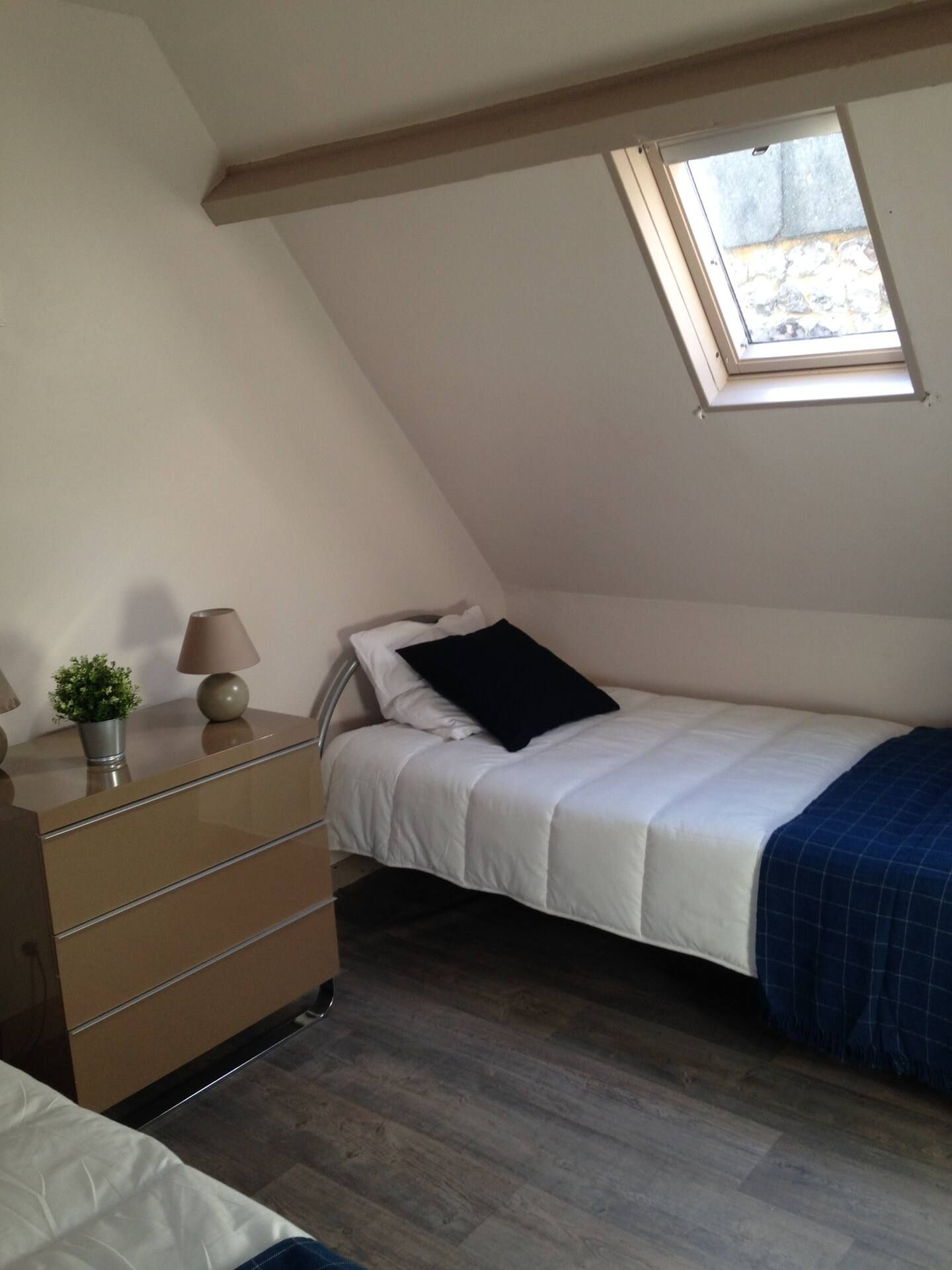 deuxième chambre du gite avec deux lits simples
