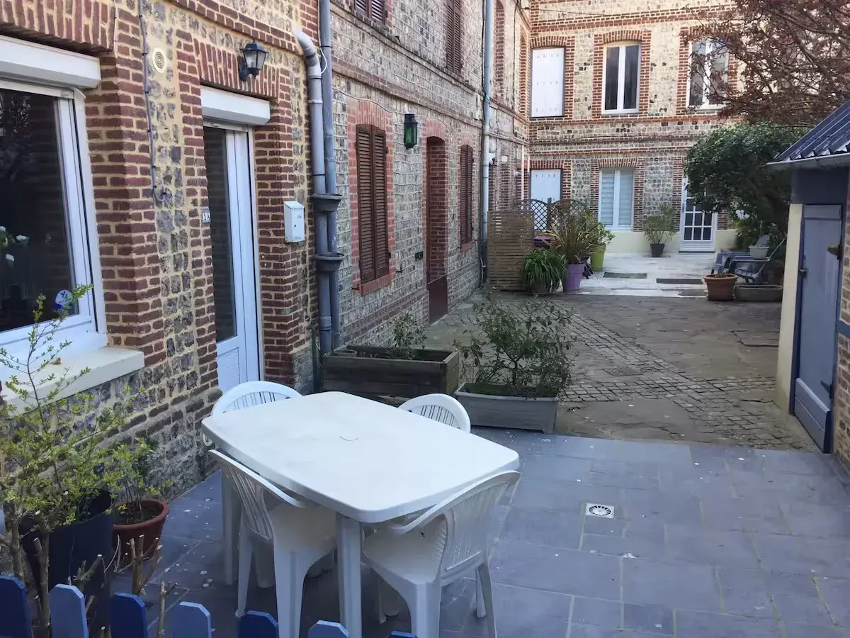 Photo de la terrasse du gite à deux pas de la mer à Etretat
