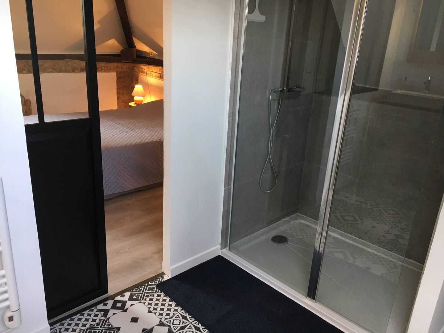 Salle de bain à côté de la chambre du gite