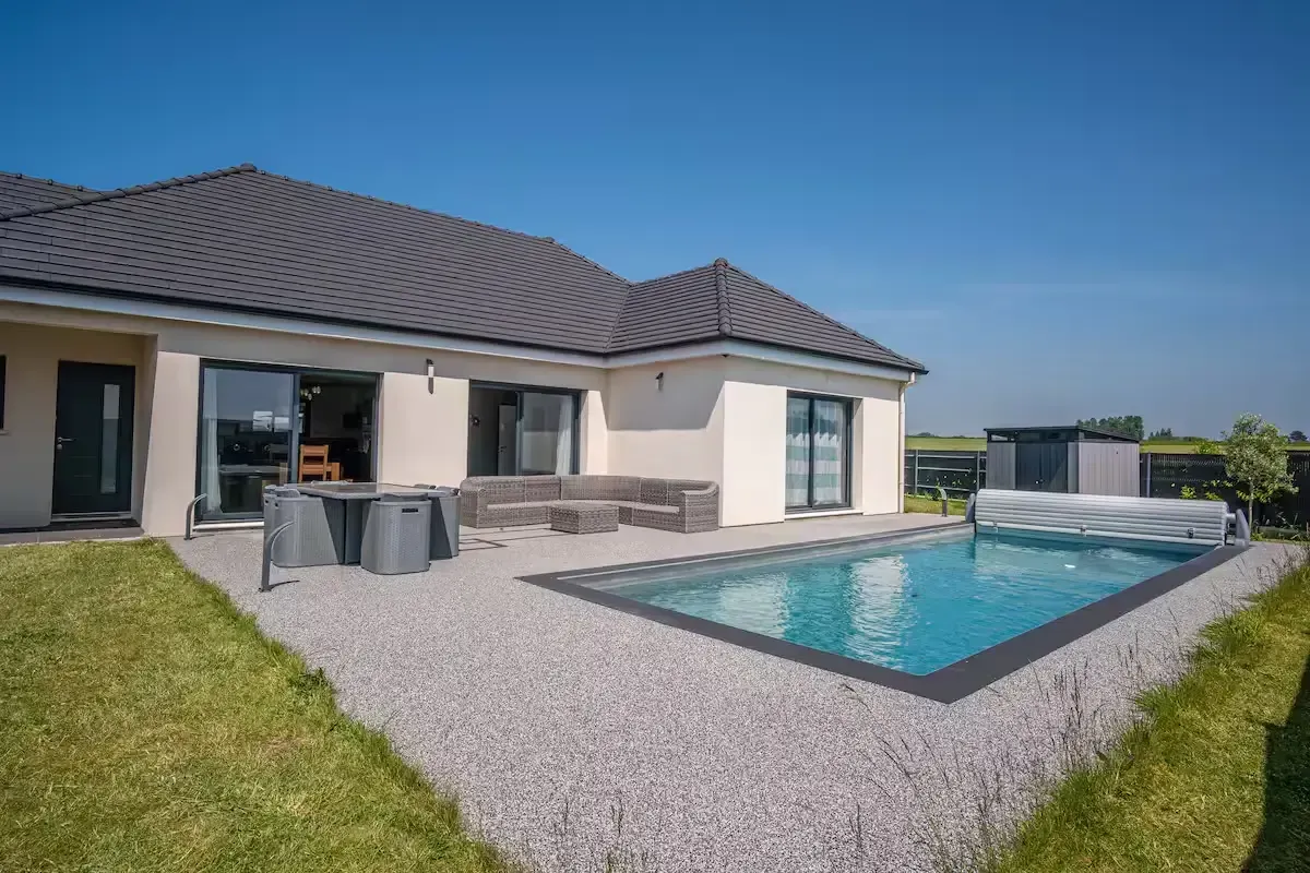 Maison du bonheur piscine extérieure