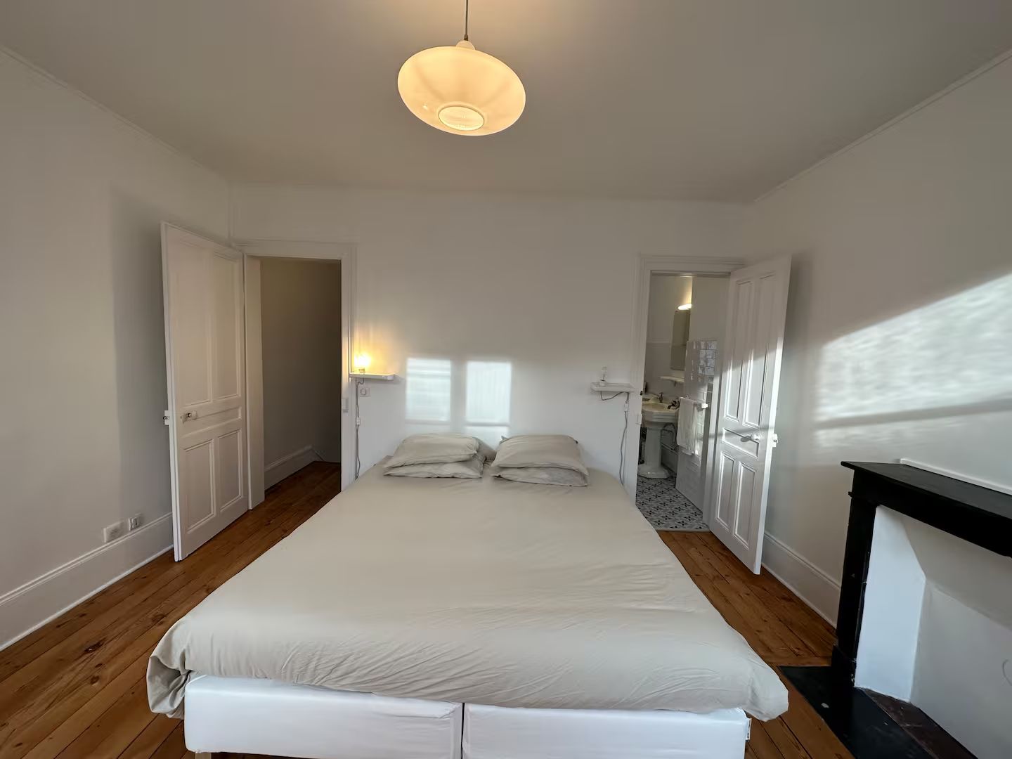 Autre vue de la chambre avec lit double