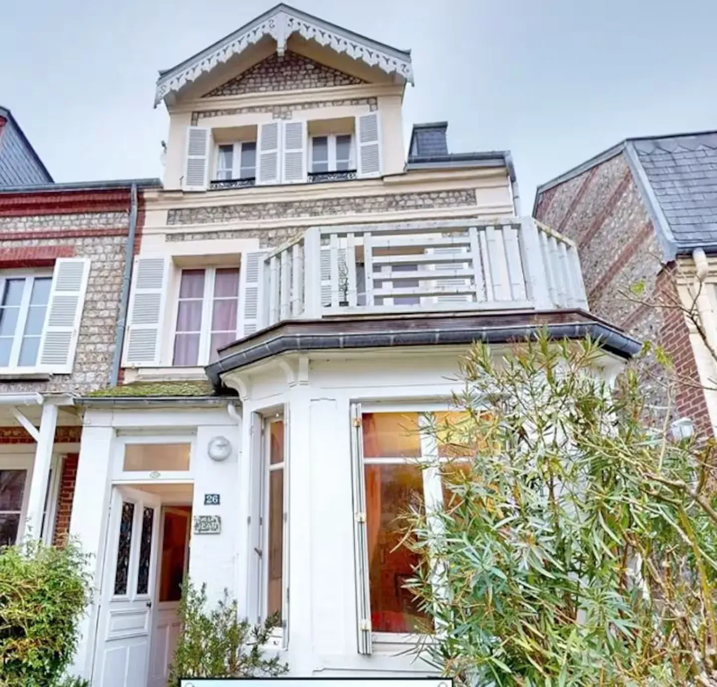 Façade de la maison villa jean plein à Etretat