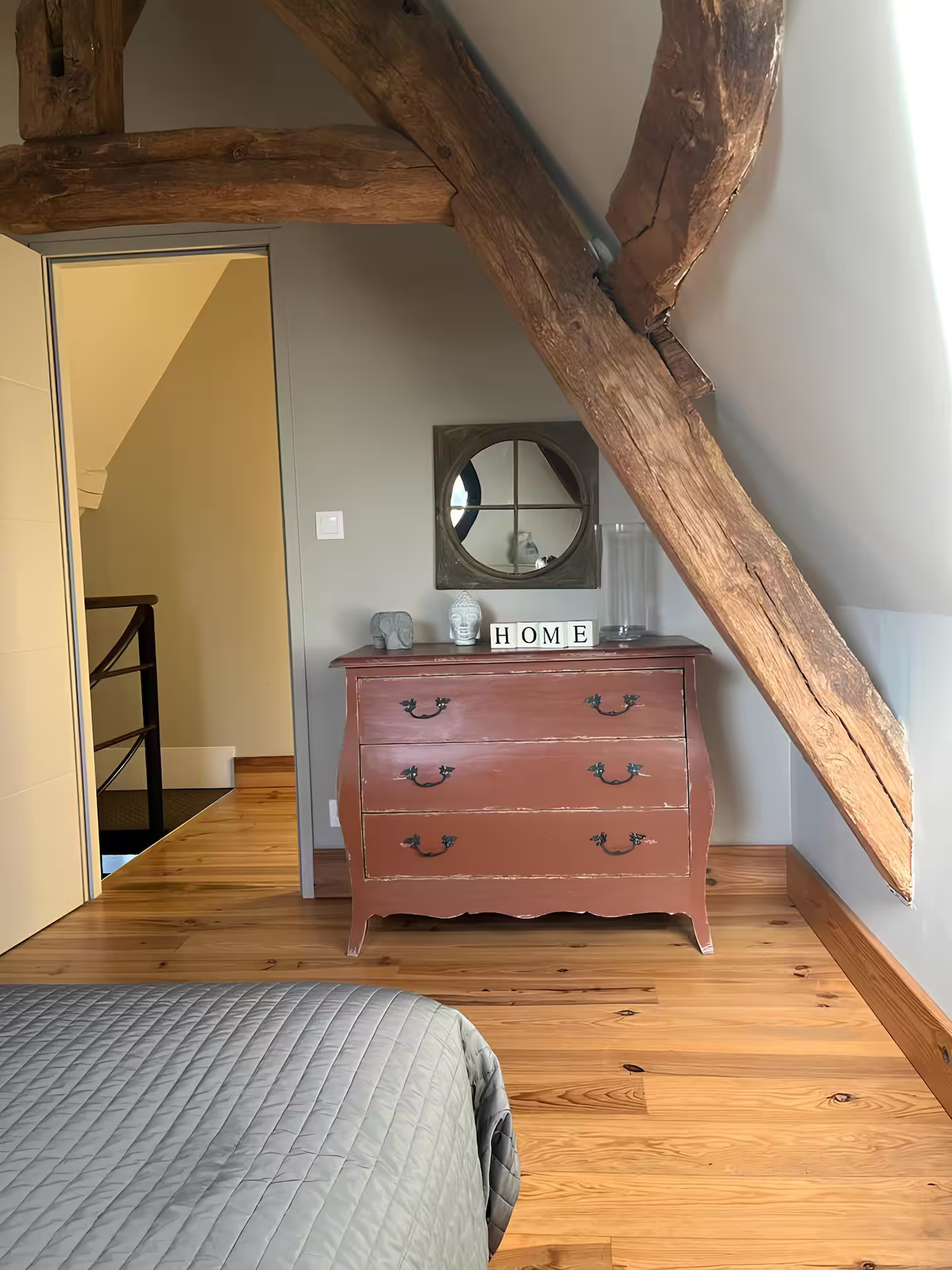 Meuble dans la chambre