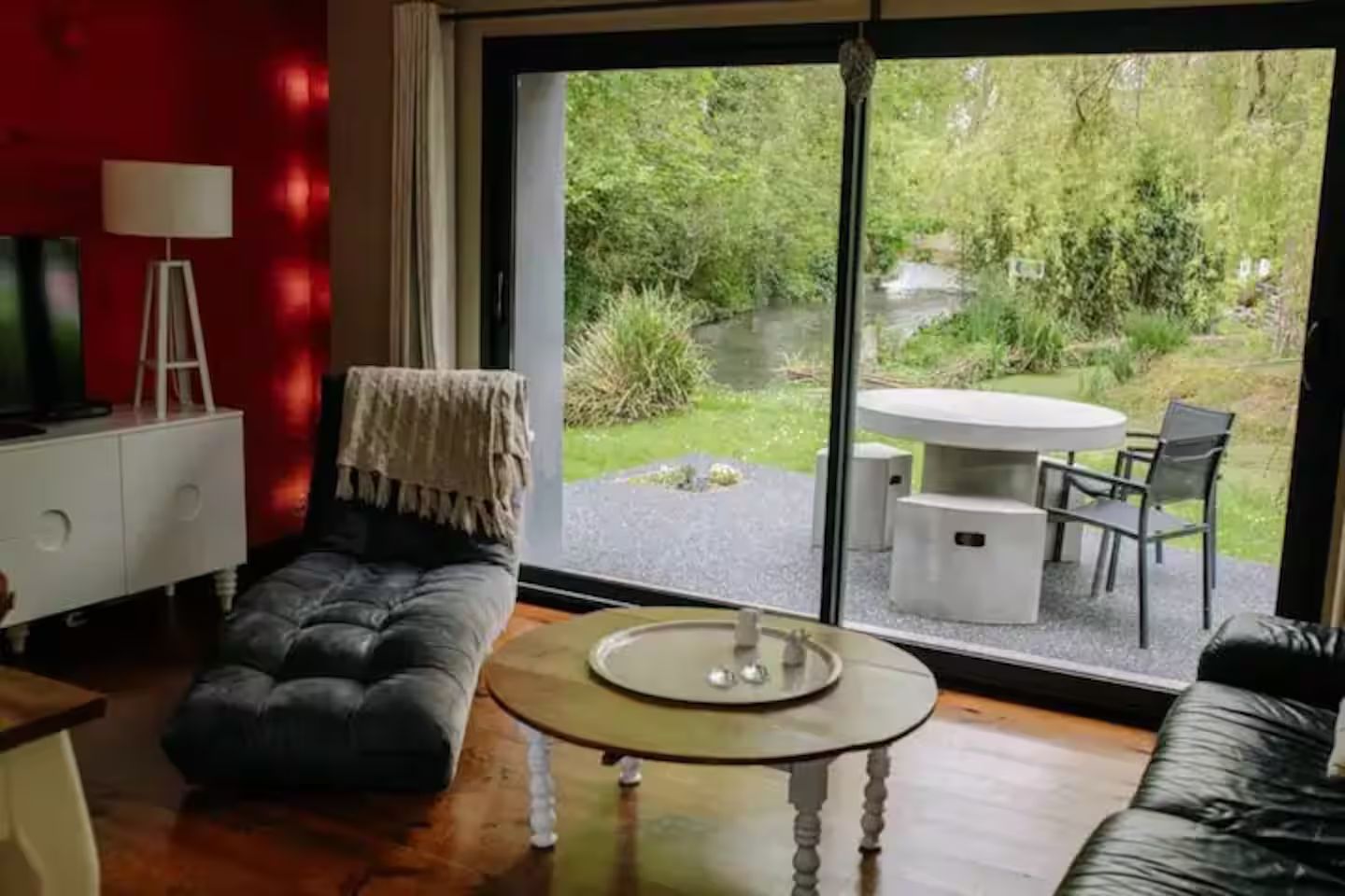 Séjour salon du gite en bord de rivière