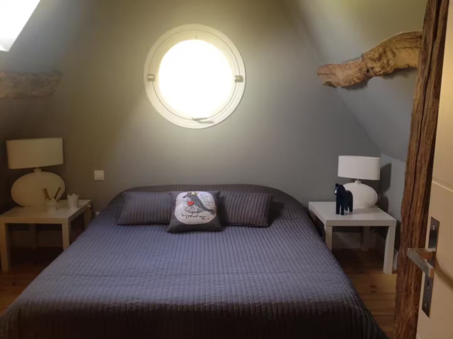 Chambre avec lit double bord de rivière