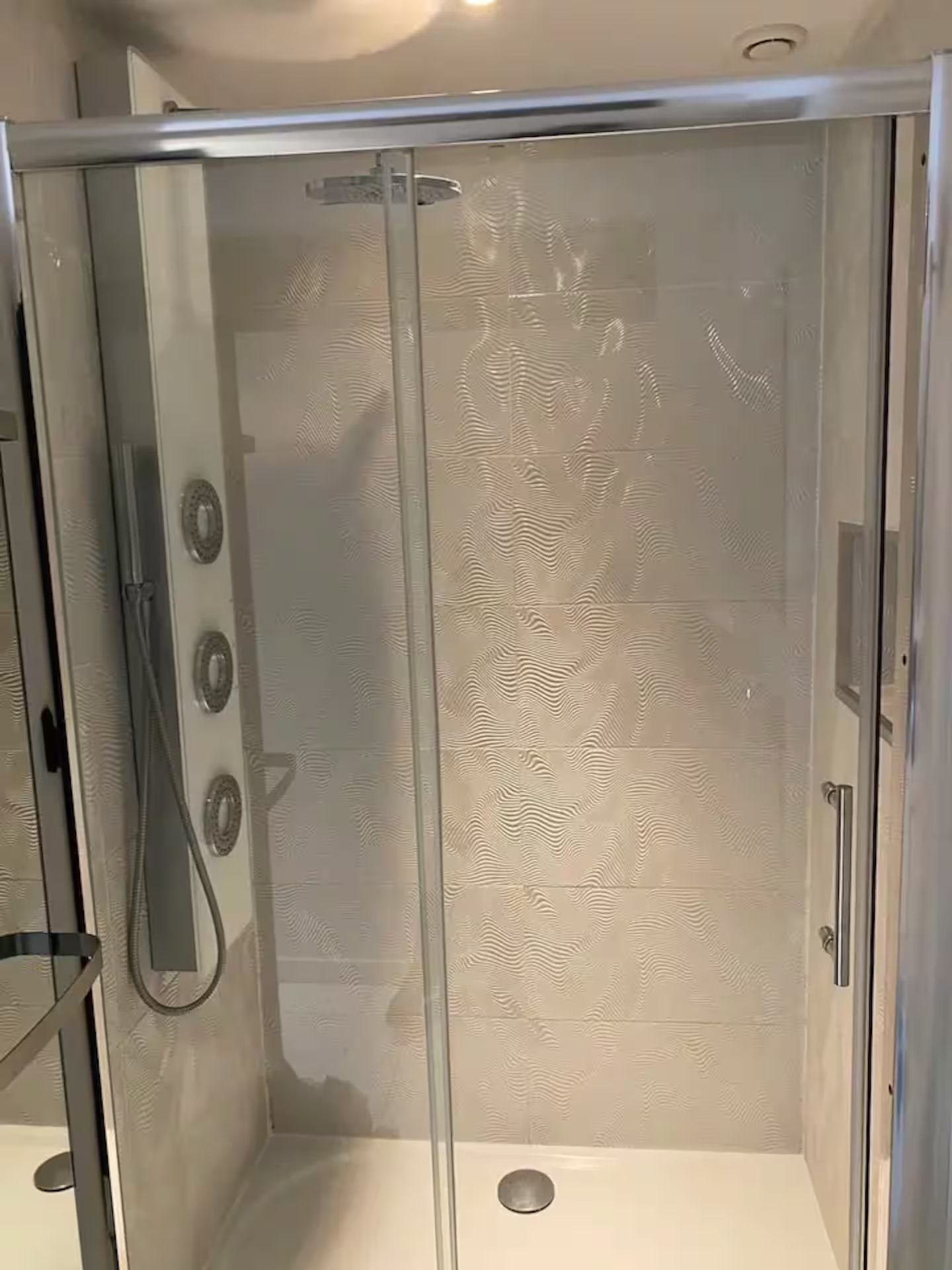 salle de bain avec douche du gite