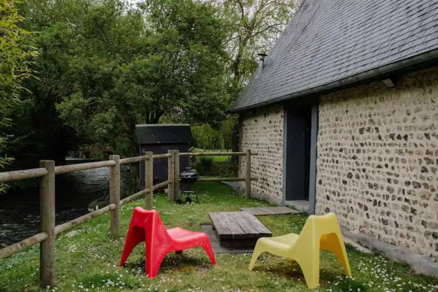 Jardin bord de rivière du gite