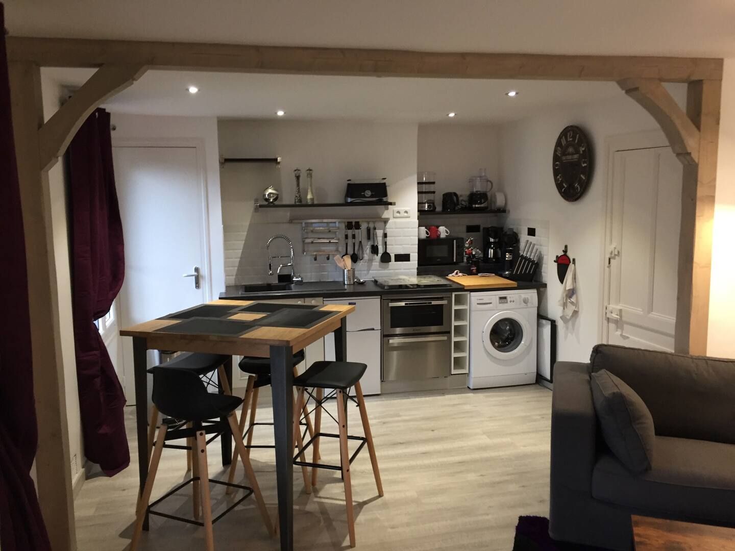 Vue sur la cuisine du salon du gite à Etretat