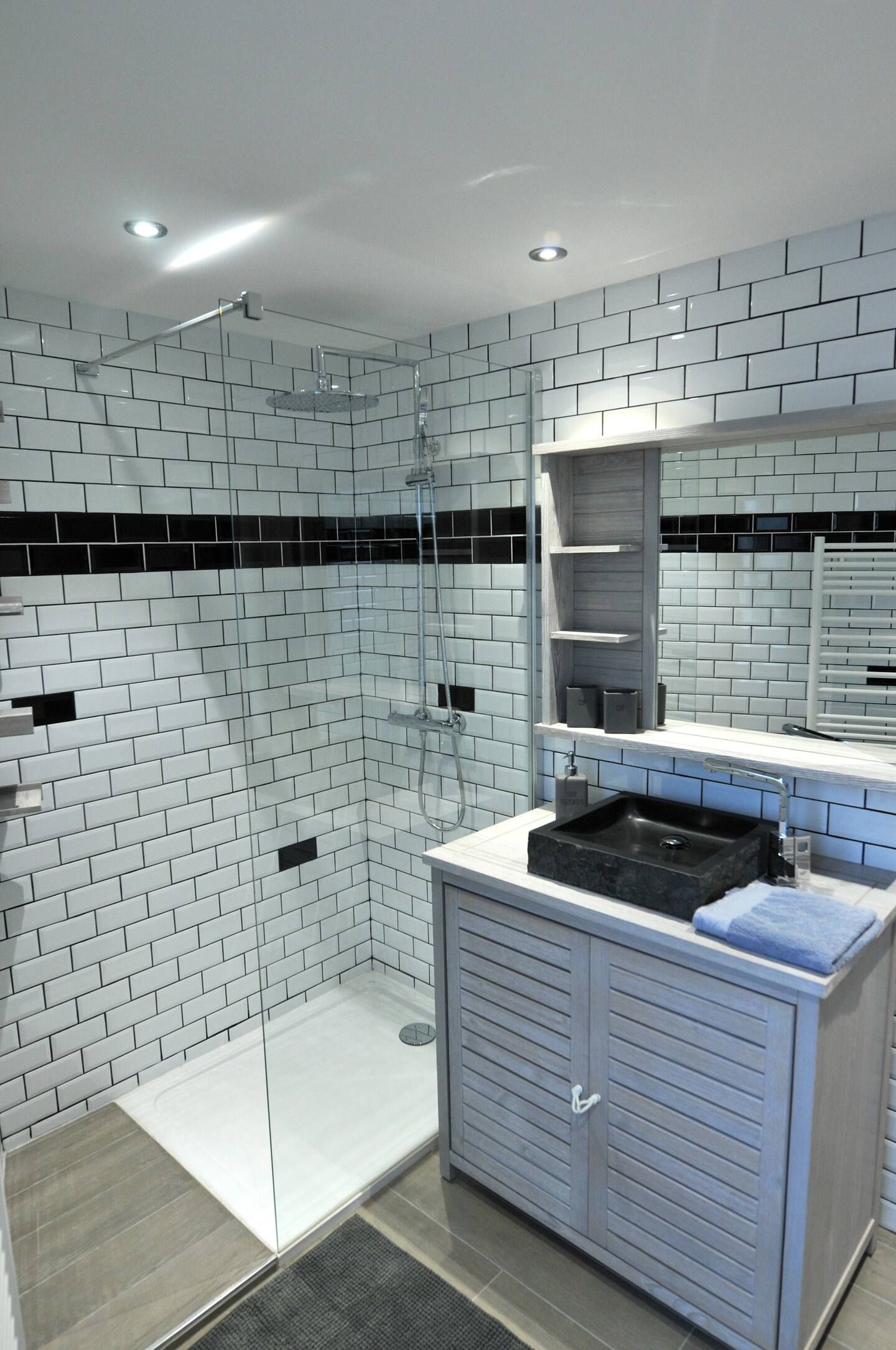 Salle de bain de ce gite à Etretat avec douche italienne et lavabo