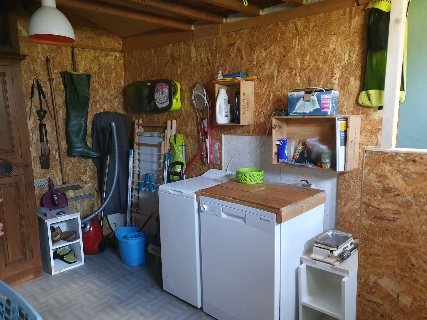 Une buanderie avec un lave-linge et un lave-vaisselle.