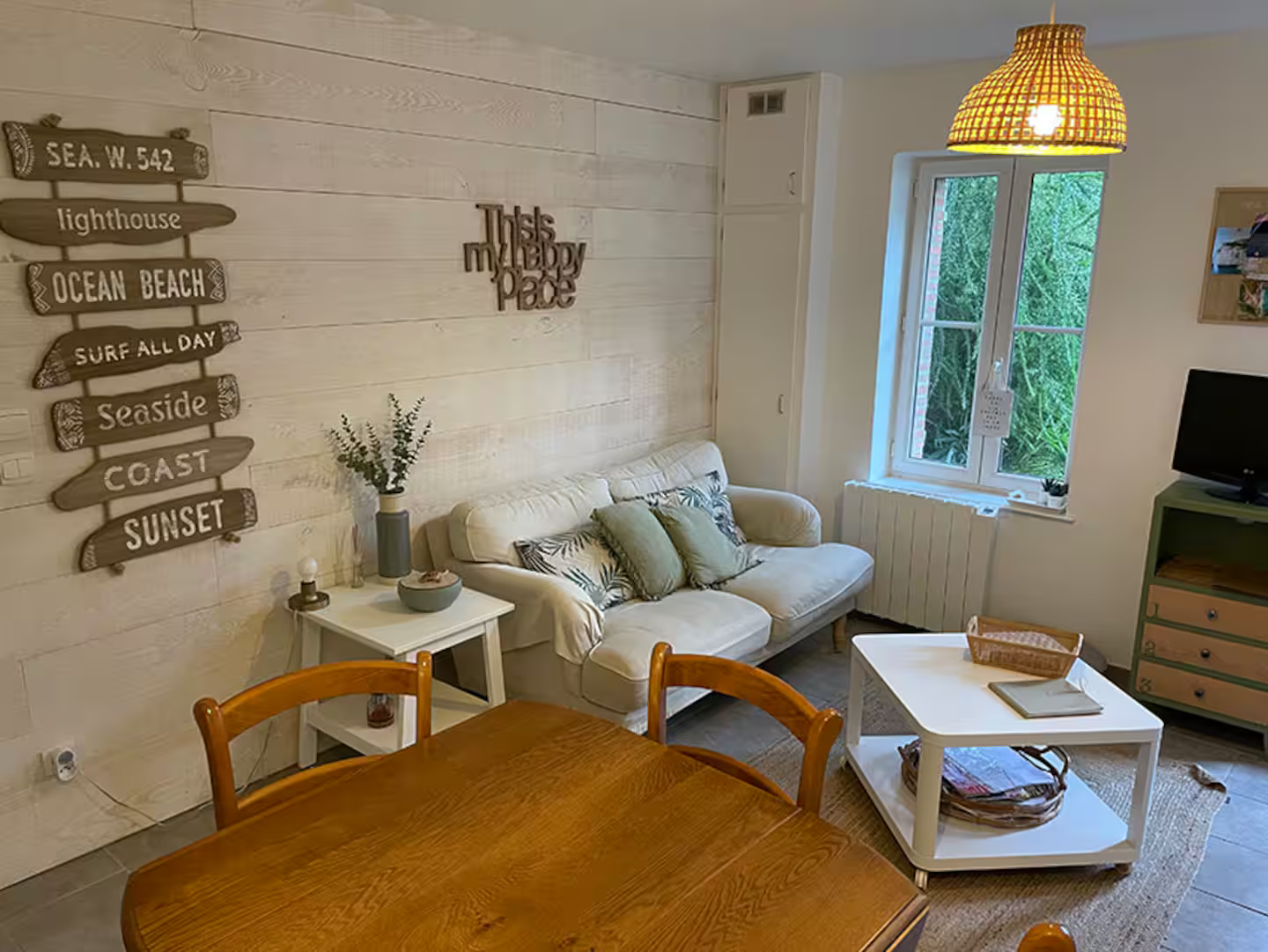 Un salon avec un canapé, une table et des chaises.