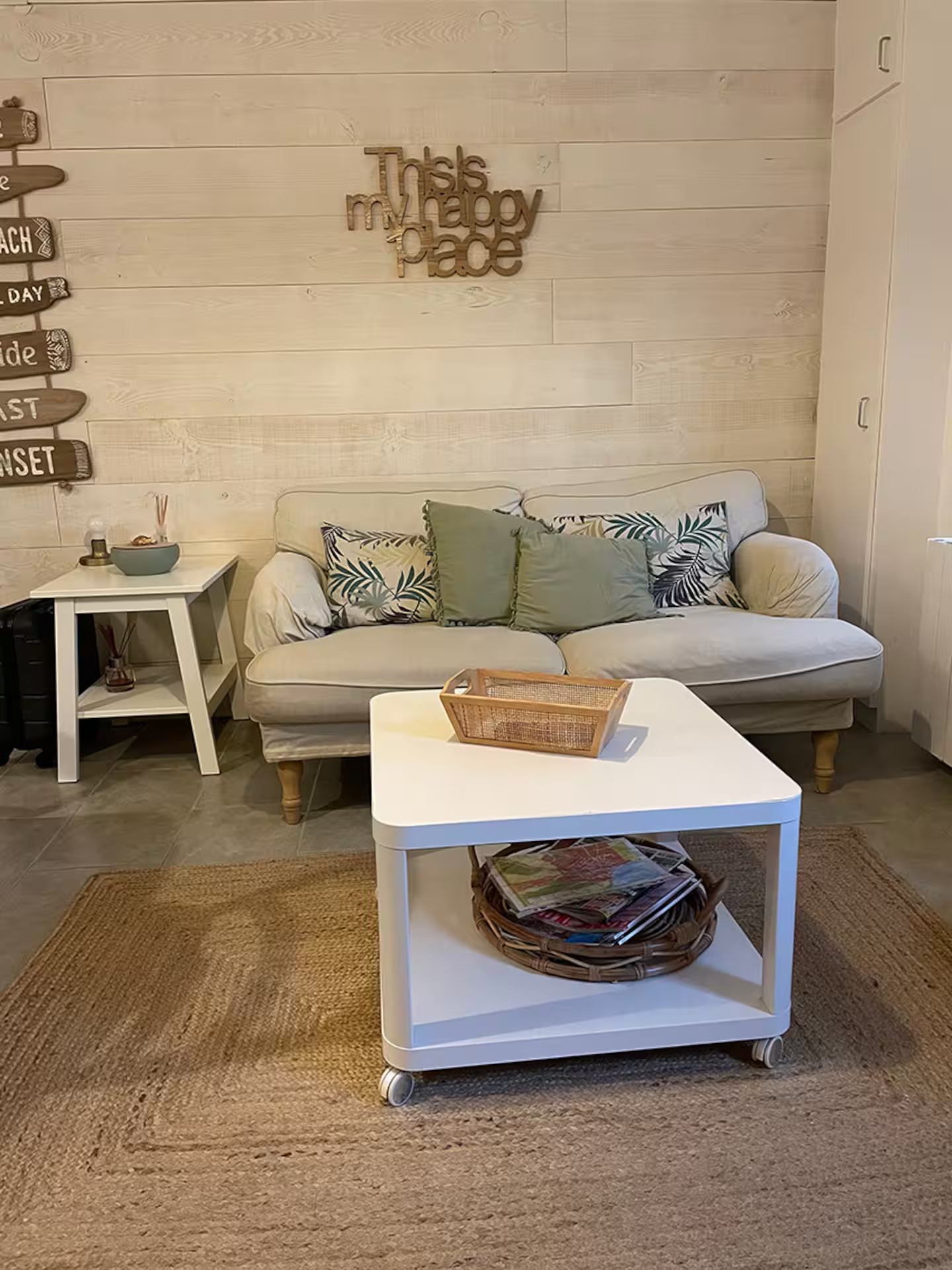 Il y a un canapé et une table basse dans le salon.