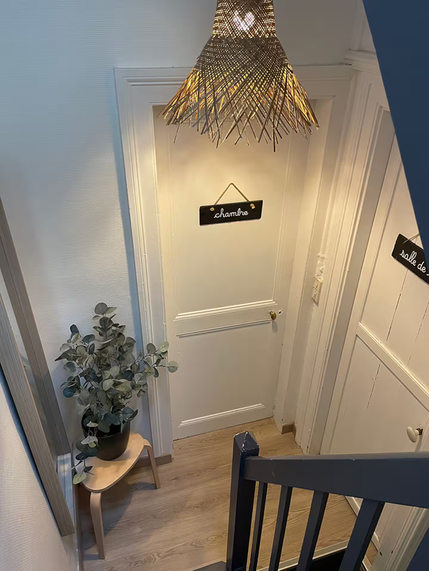 Un escalier menant à une porte avec un panneau dessus.