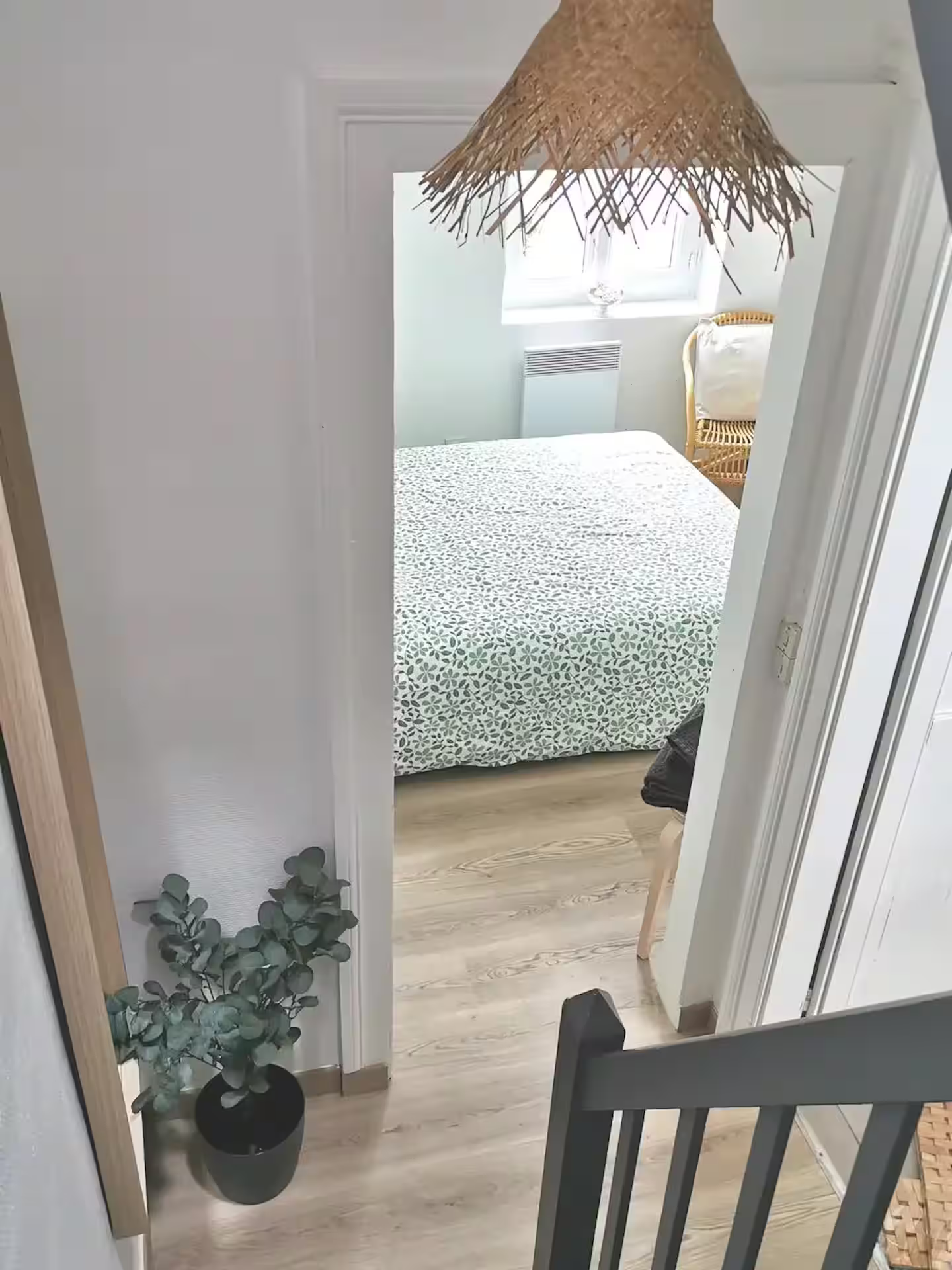 Une vue d'une chambre depuis l'escalier.