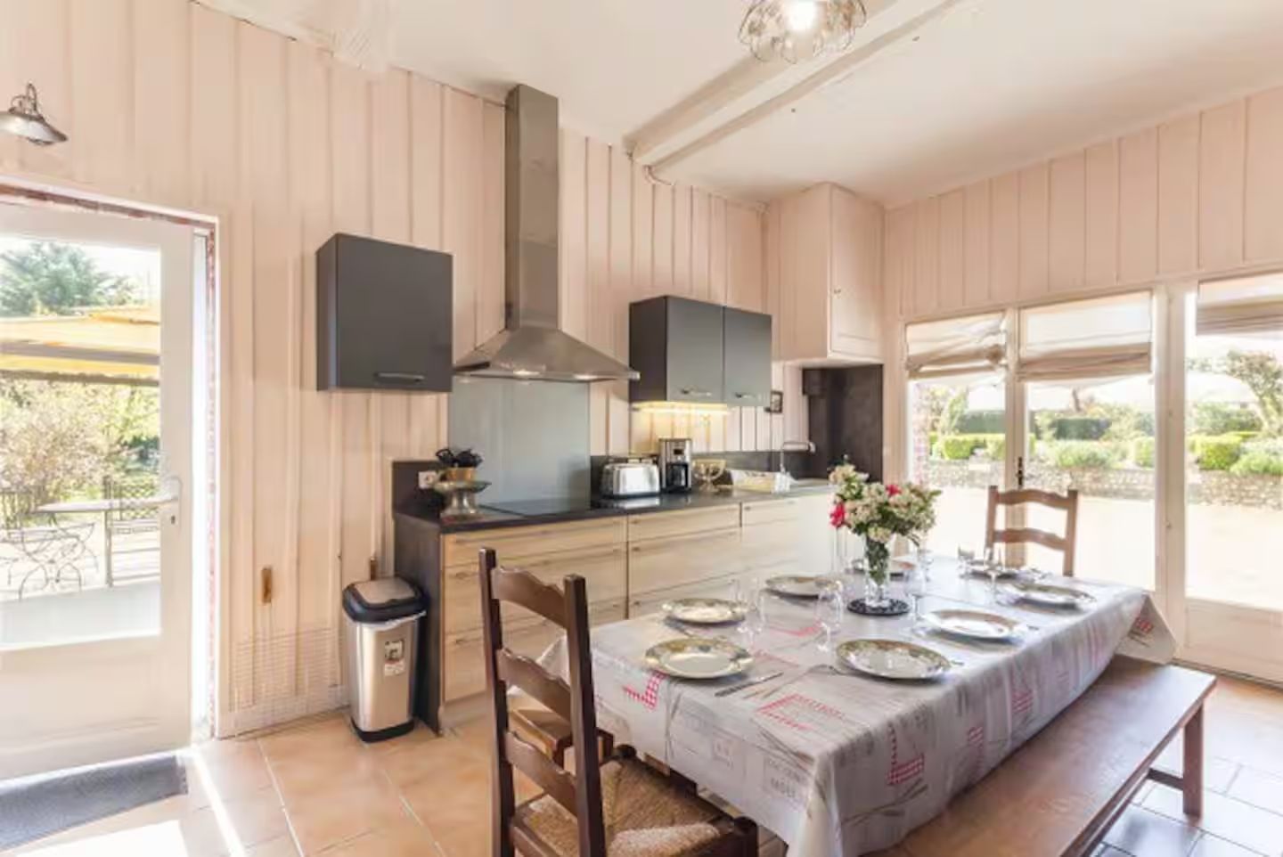 Séjor salon avec grande table pour plusieurs convives