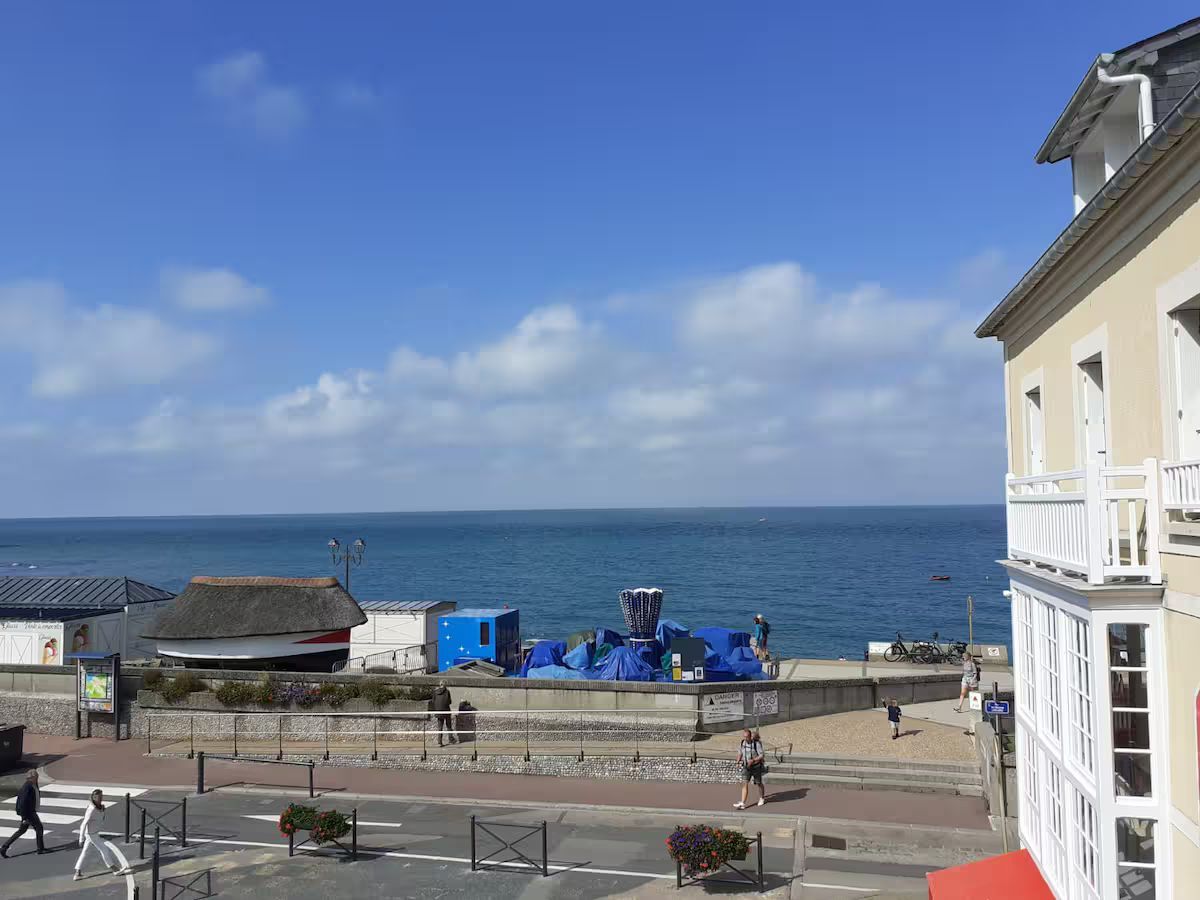 Une vue sur l'océan depuis le balcon d'un immeuble