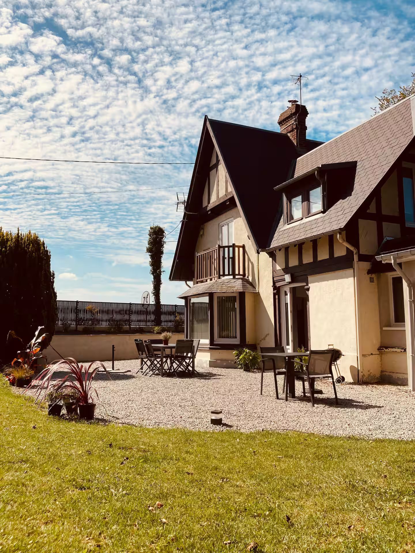 Une grande maison avec une grande pelouse devant.