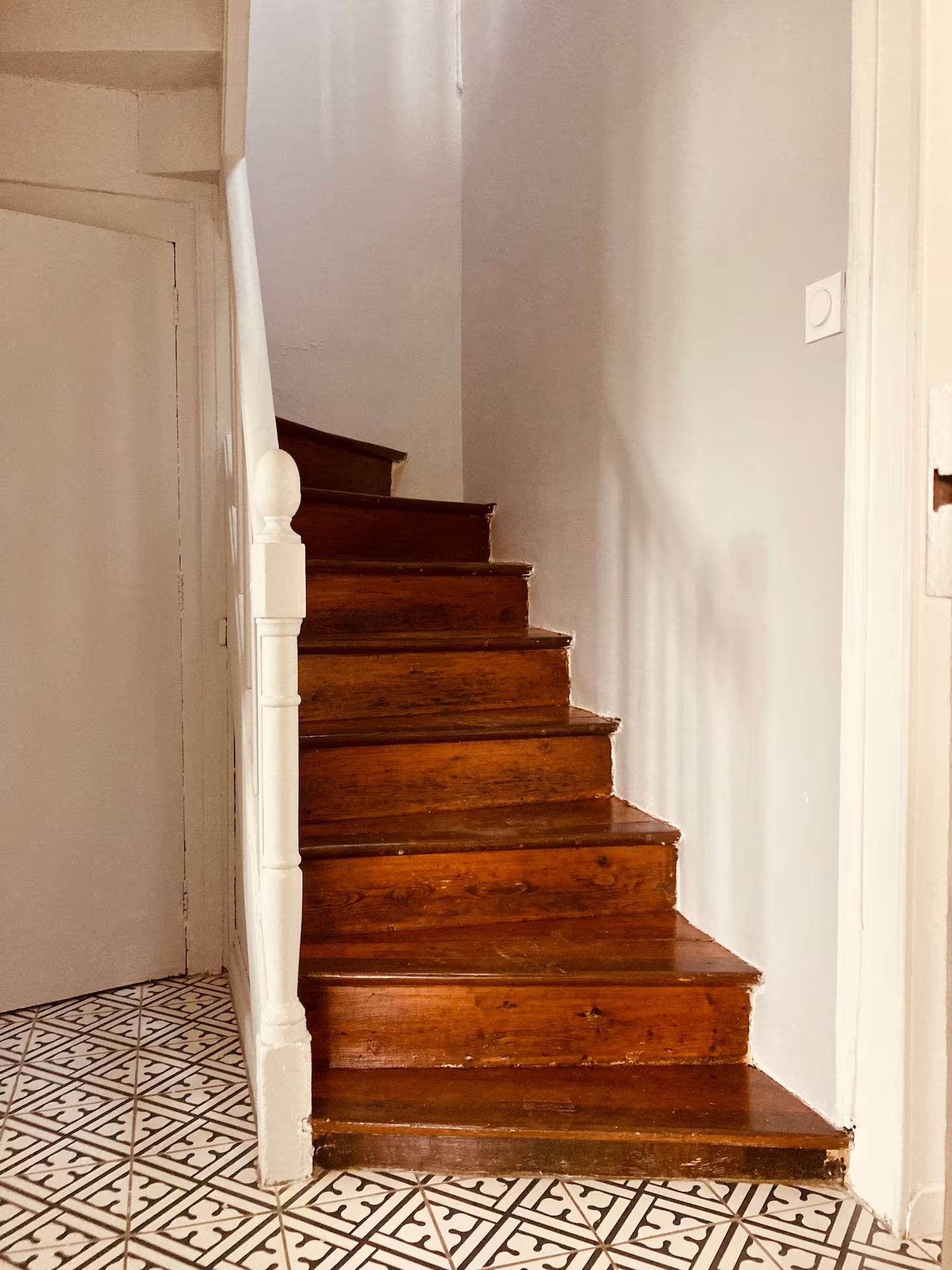 Un escalier en bois menant au deuxième étage d'une maison.