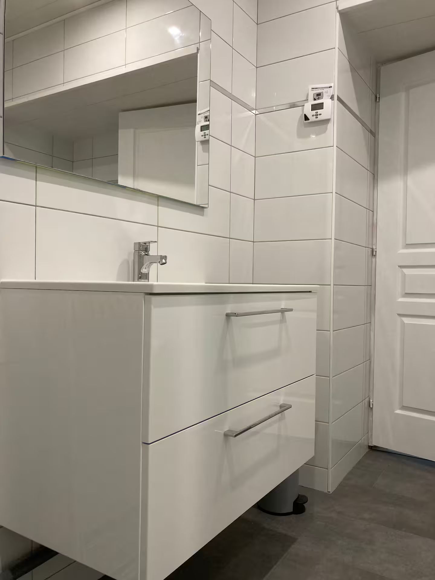 Une salle de bain avec un lavabo, un miroir et des tiroirs