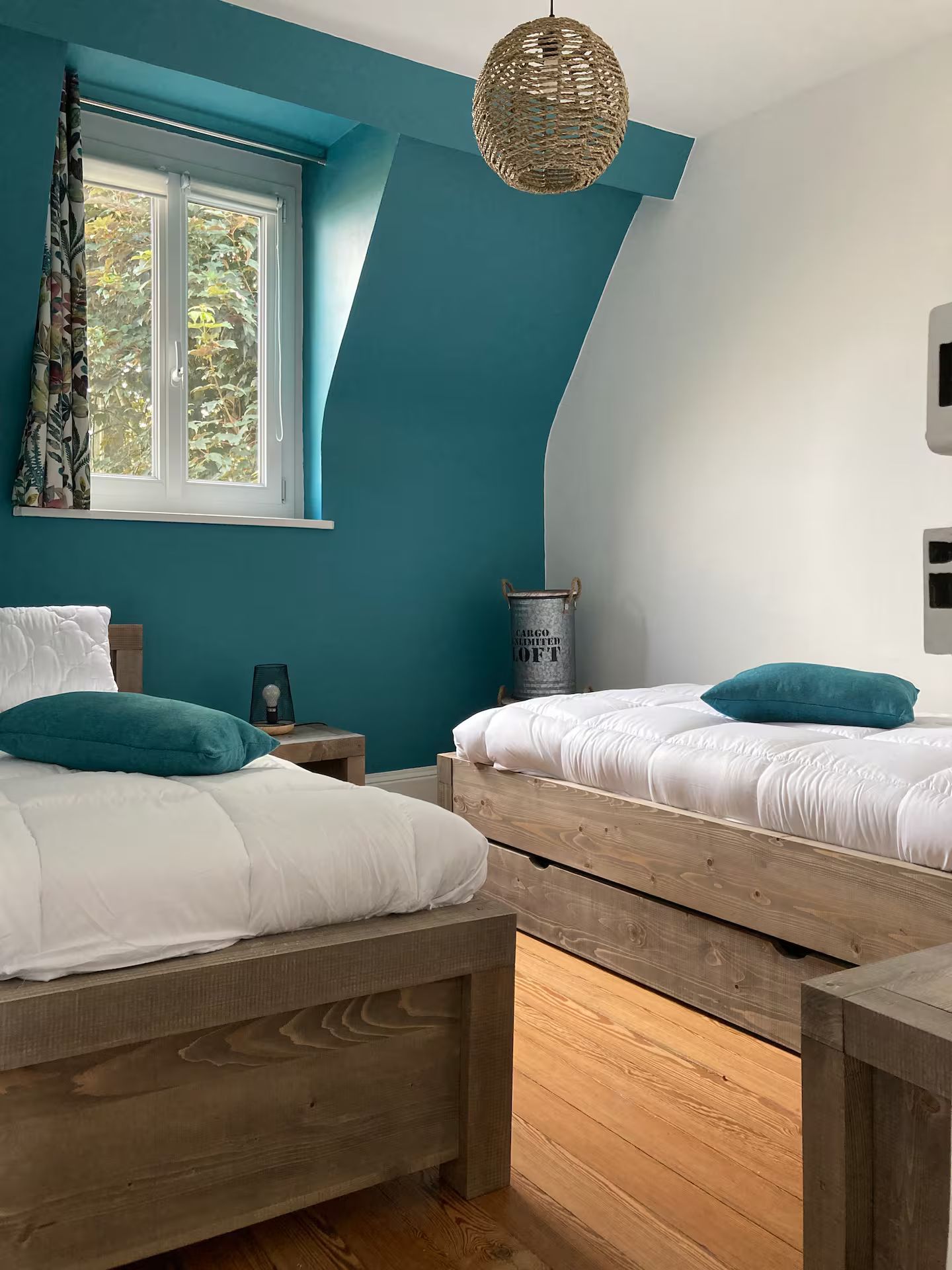 Une chambre avec deux lits et une fenêtre.