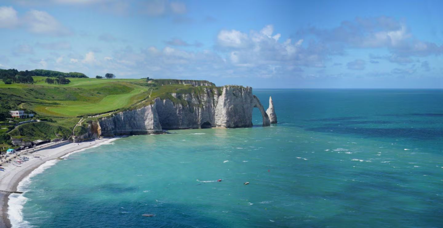 Une vue aérienne d'une falaise surplombant l'océan et une plage.