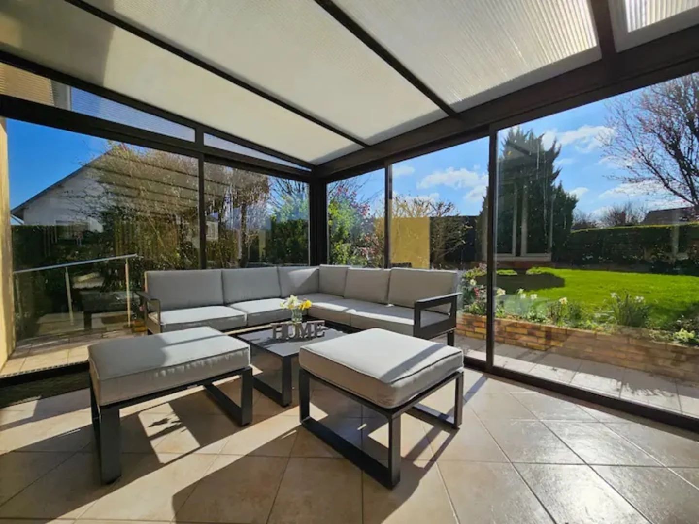 gite à beaurepaire près d'Etretat vue du salon véranda exterieur jardin