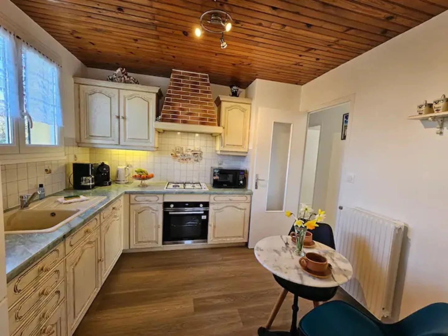 gite à beaurepaire près d'Etretat vue du salon véranda exterieur jardin