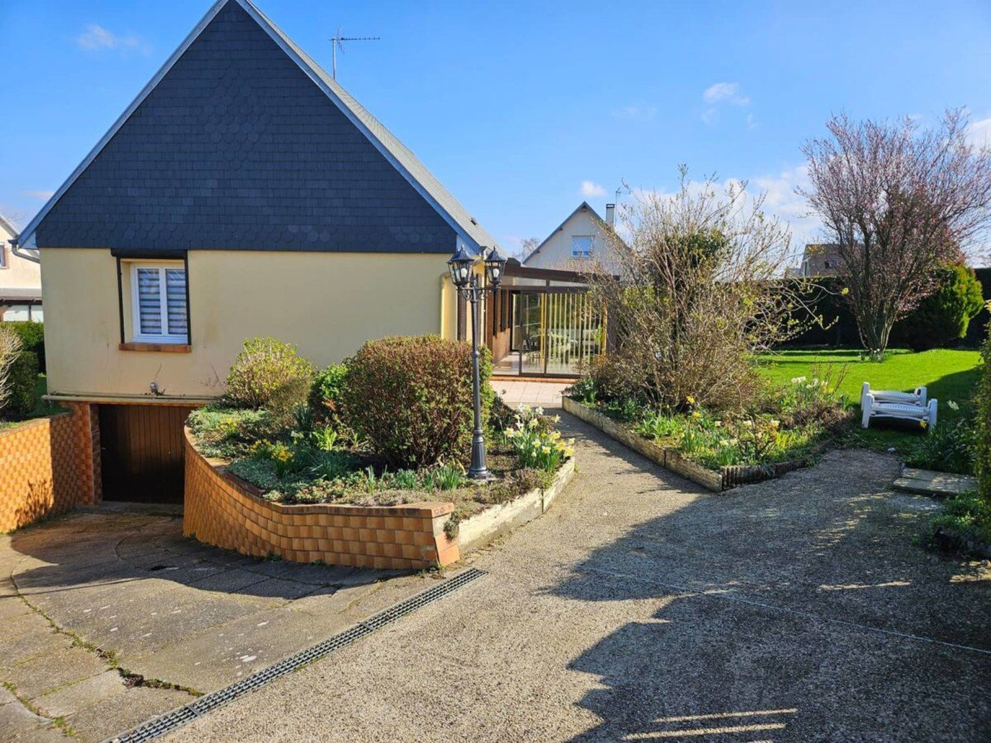 gite à beaurepaire près d'Etretat vue du salon véranda exterieur jardin