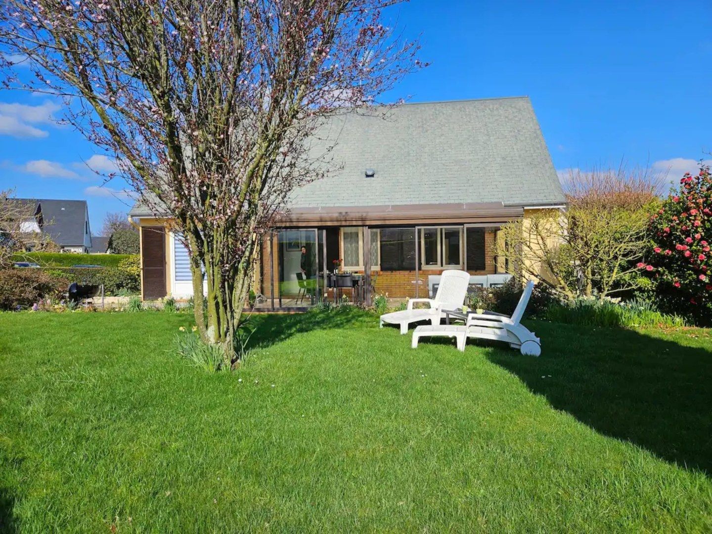 gite à beaurepaire près d'Etretat vue du salon véranda exterieur jardin