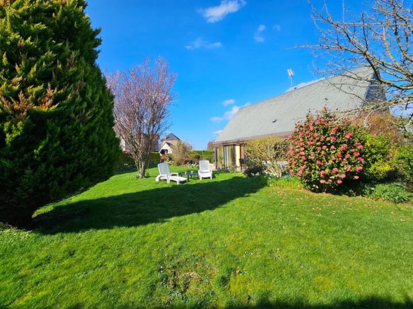 gite à beaurepaire près d'Etretat vue du salon véranda exterieur jardin