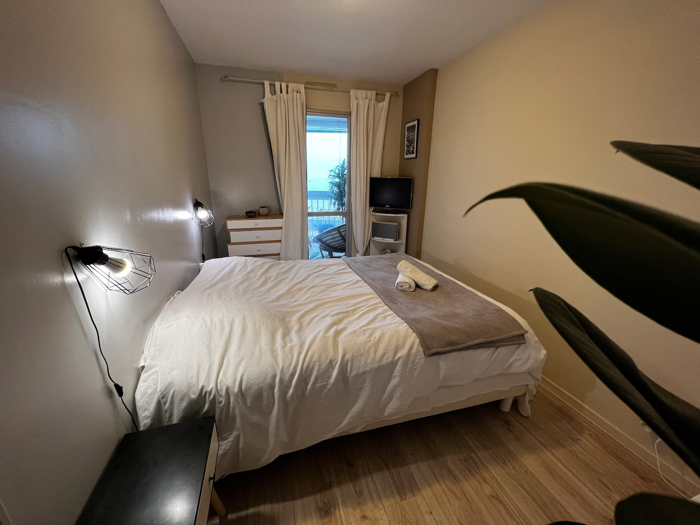 Une chambre avec un grand lit et une fenêtre