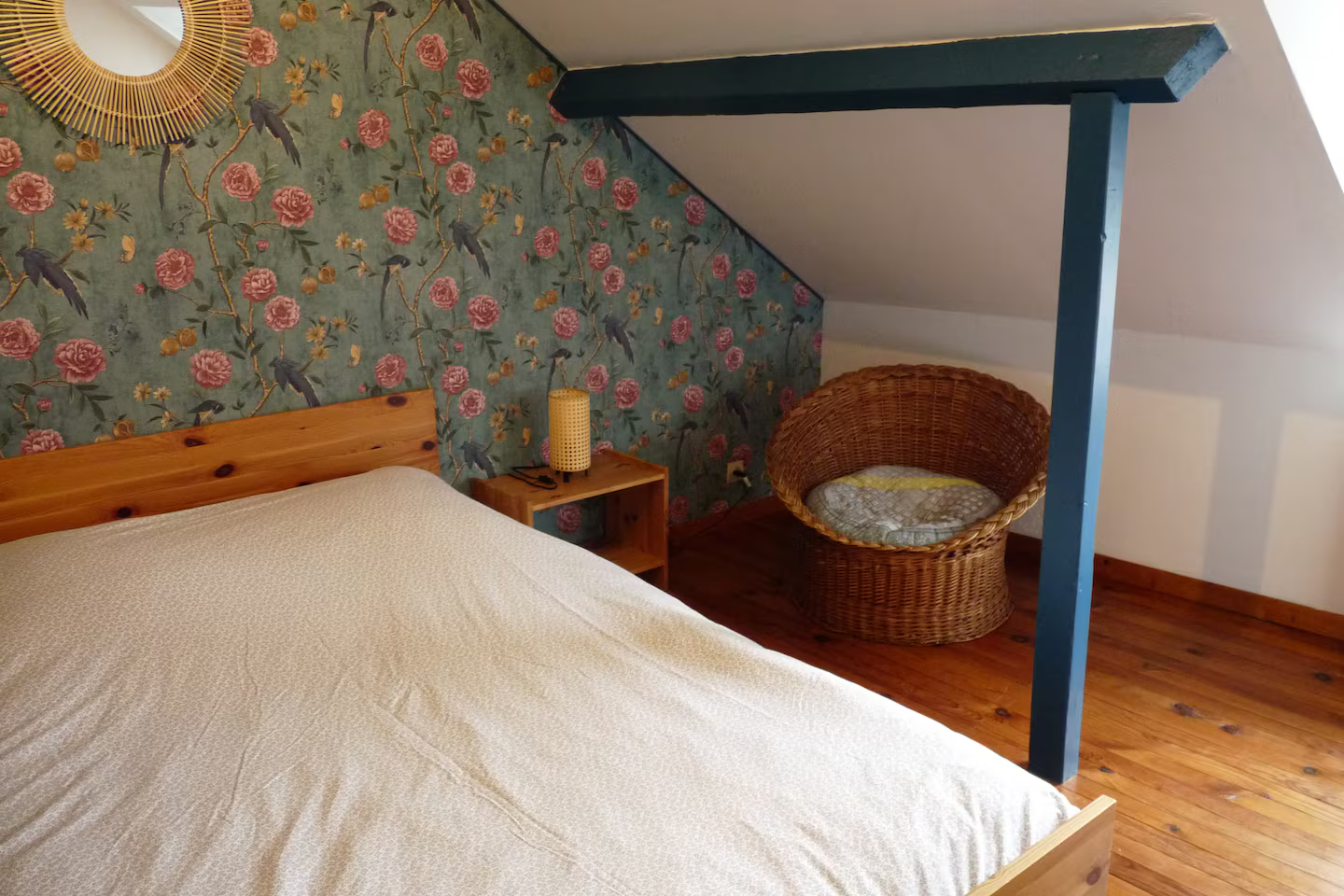 Une chambre avec un lit et une chaise dedans