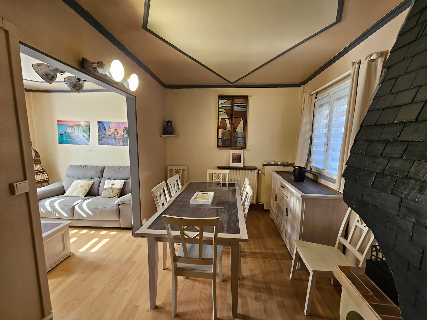 Un salon avec une table, des chaises et un canapé