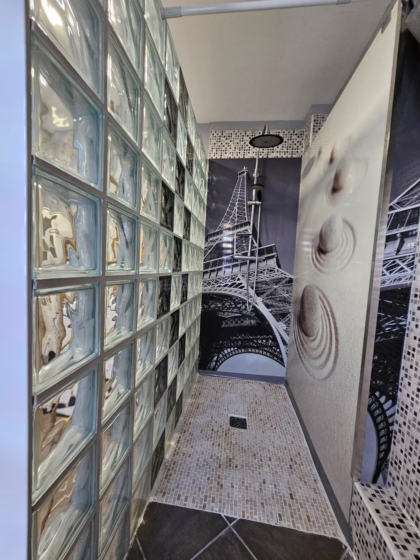 Un couloir avec une photo de la tour Eiffel sur le mur