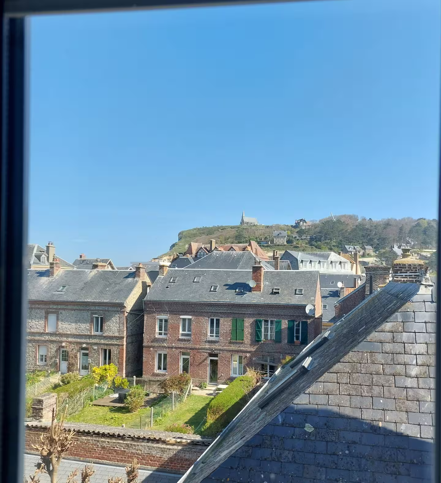Une vue d'une ville depuis le toit d'un immeuble