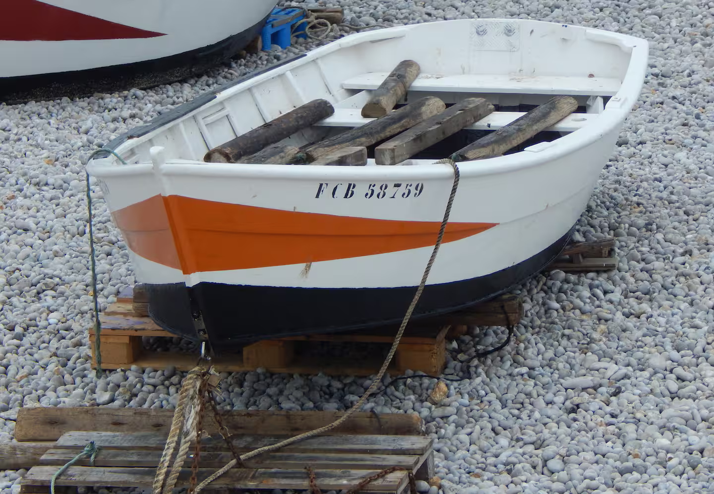 Un petit bateau avec le numéro février dessus