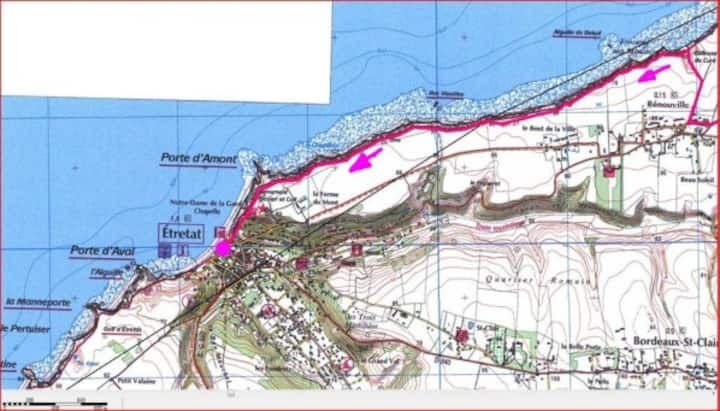 Carte de la zone côtière, indiquant les routes, les villes et les flèches roses signalant les itinéraires possibles.